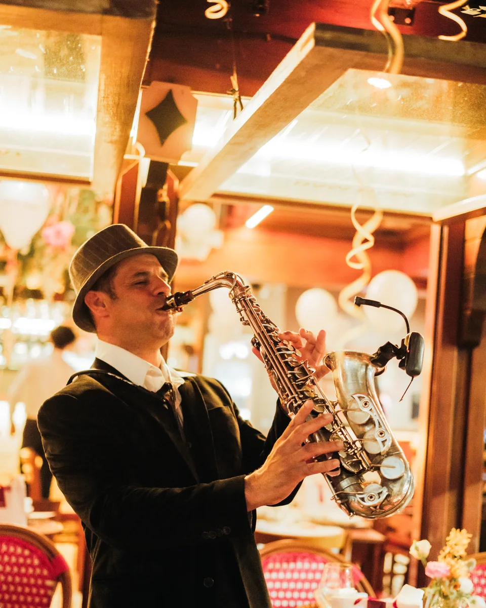Saxofonista se apresentando ao vivo em uma noite de festa no Mamma Gorda.